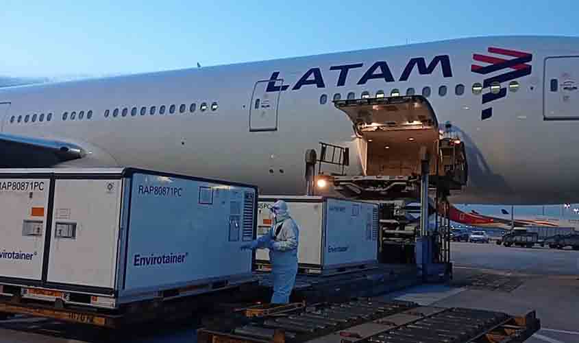 Aeronave da LATAM com 3 mil litros de insumos  para a CoronaVac já está a caminho do Brasil