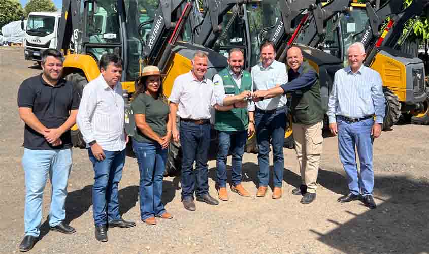 Deputado Federal Lucio Mosquini entrega implementos agrícolas em Ji-Paraná