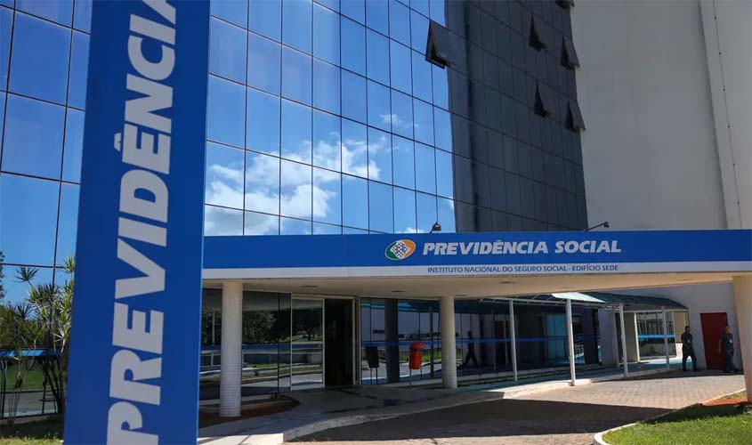 Aposentados e pensionistas recebem 13º do INSS