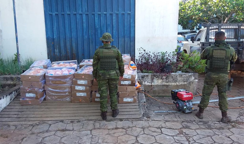 Polícia apreende caixas de frango que estavam sendo transportadas para a Bolívia