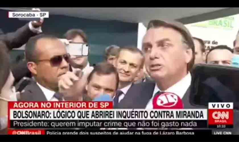 Descontrolado, Bolsonaro agride outra mulher jornalista ao ser questionado sobre corrupção em seu governo (vídeo)