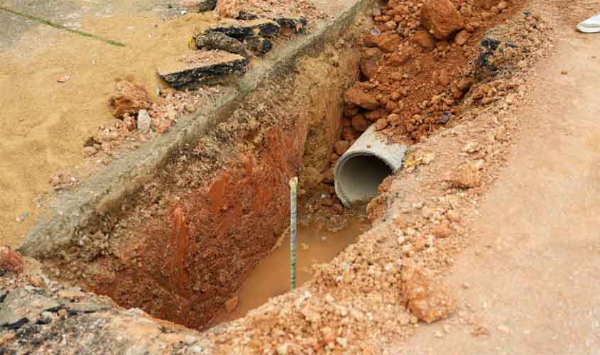 Prefeitura atua para acabar com esgoto e mau cheiro em frente à Policlínica Ana Adelaide