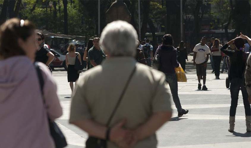 População brasileira deve chegar a 233,2 milhões em 2047, diz IBGE