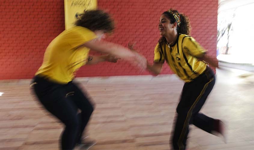 Mulheres usam roda de capoeira como espaço de luta pela igualdade