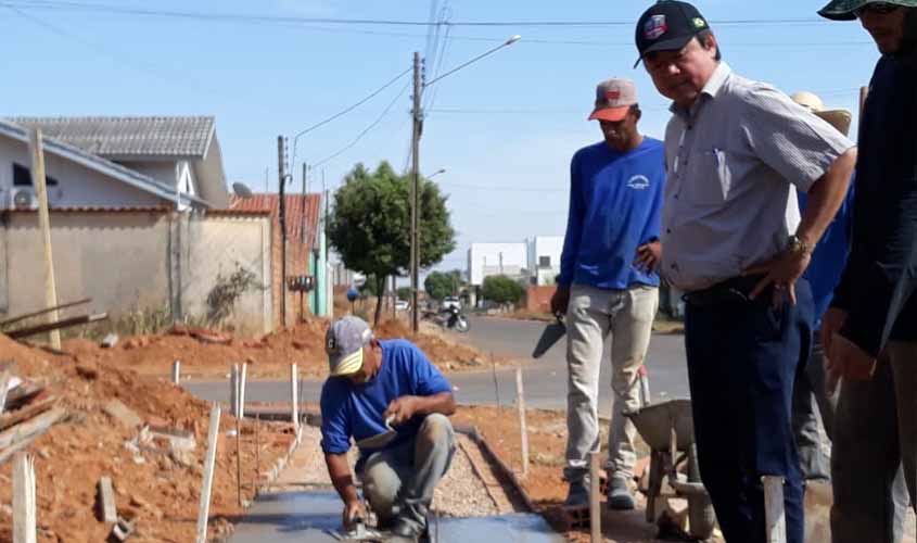 R$ 3 milhões em calçadas: obras cobrirão 30 km em vários bairros