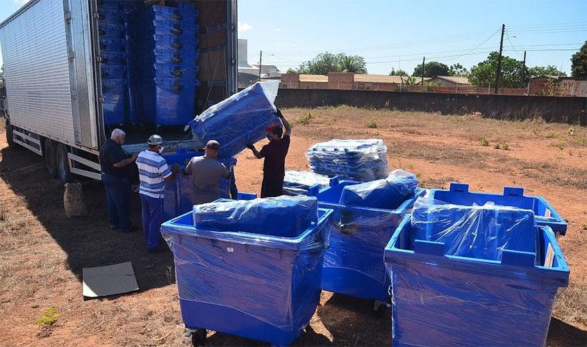 Município recebe primeiro carregamento de contentores que farão parte do novo sistema de coleta mecanizada de resíduos