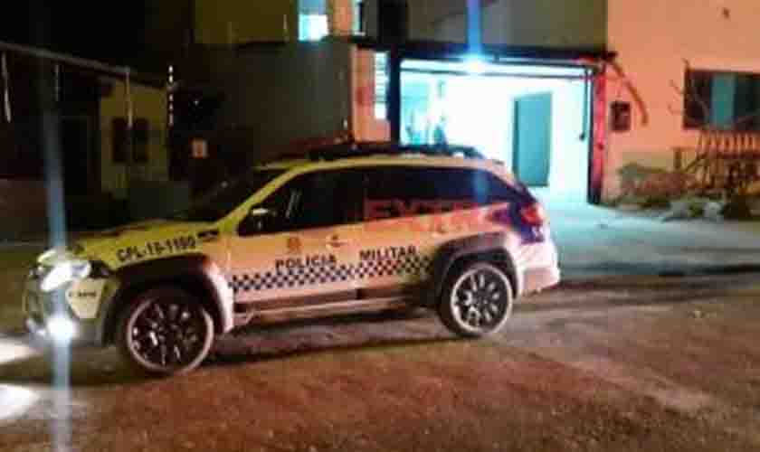 Homem sofre tentativa de assassinato a tiros no centro