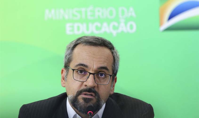 Ministro diz que Enem terá como foco conhecimentos objetivos