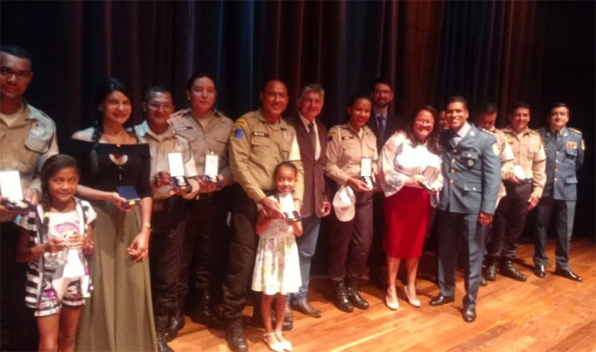 Agentes recebem medalha de Honra ao Mérito de Trânsito