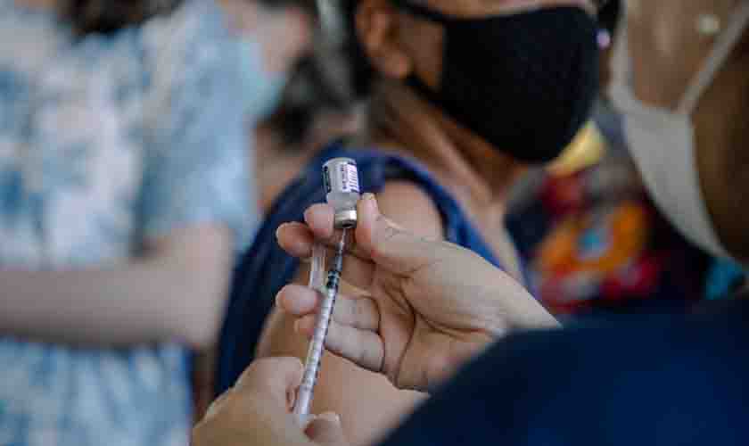 Vacinação contra a covid-19 é destaque durante evento solidário no Mercado Cultural 