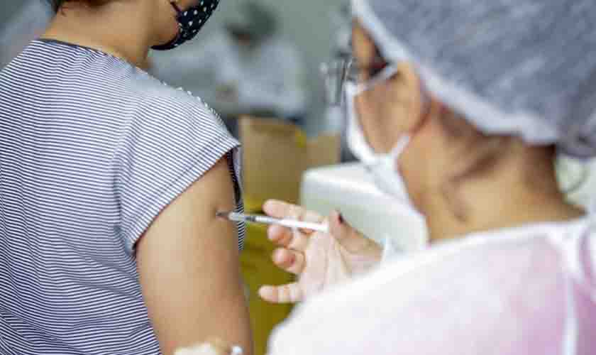 Pessoas que completaram 180 dias de imunizadas já podem receber a dose de reforço da vacina contra a covid-19