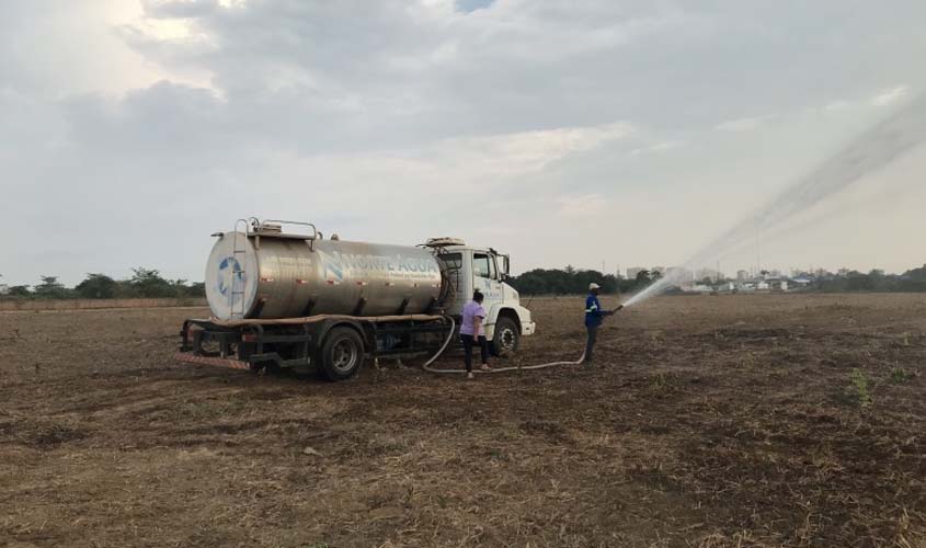 Caminhões pipas são utilizados para irrigar solo e garantir o crescimento das mais de 30 mil mudas plantadas na avenida Santos Dumont