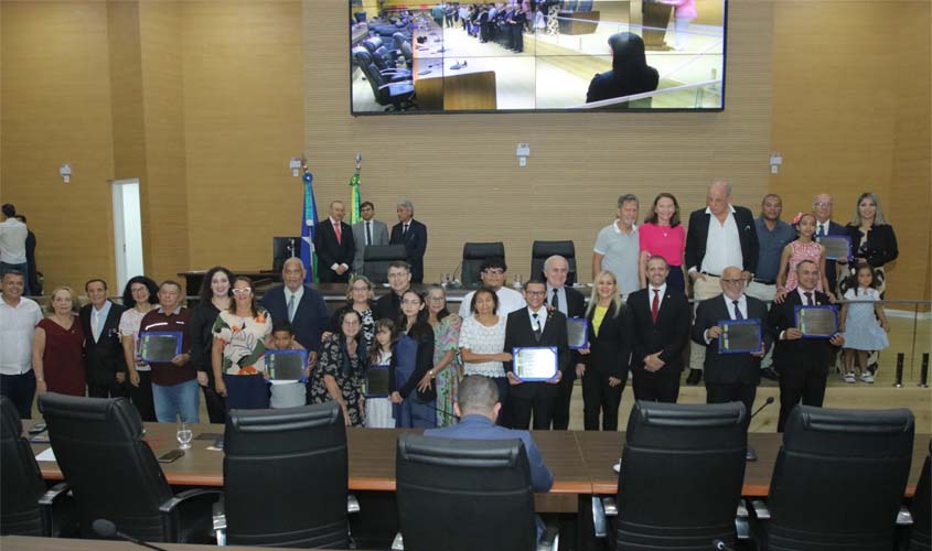 Cidadãos que contribuíram para o progresso de Rondônia recebem títulos e medalhas na Alero