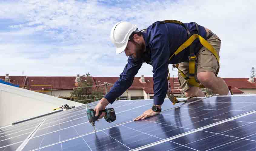 Aumento na conta de luz eleva em 22,7% financiamento de painéis solares no Brasil