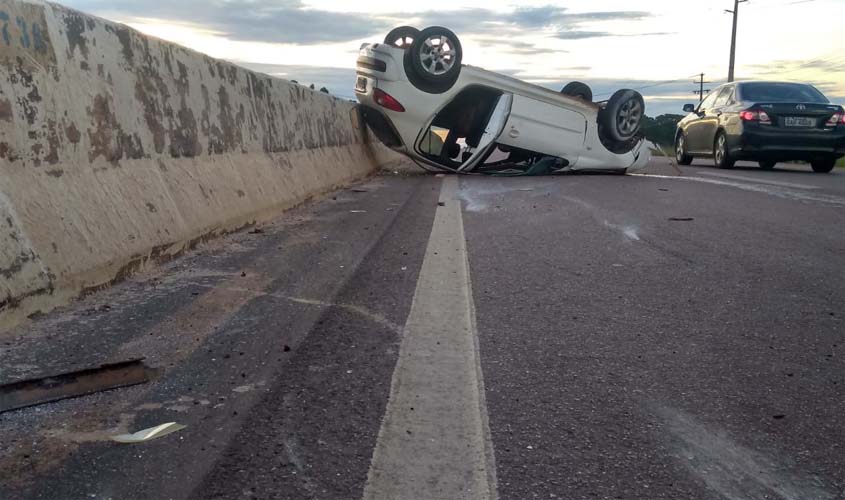 Motorista perde controle da direção,  bate em mureta da BR-364 e capota