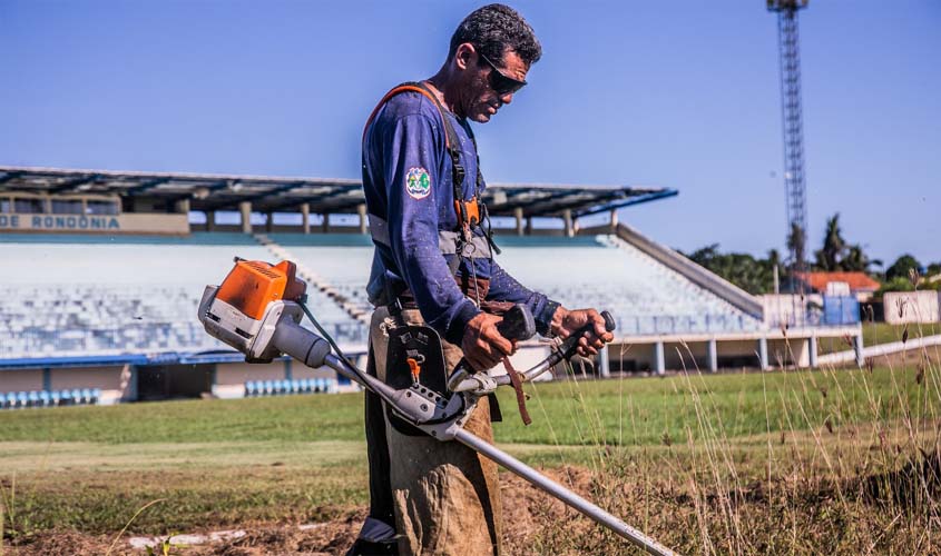 Prefeitura promove limpeza e poda de grama no Biancão