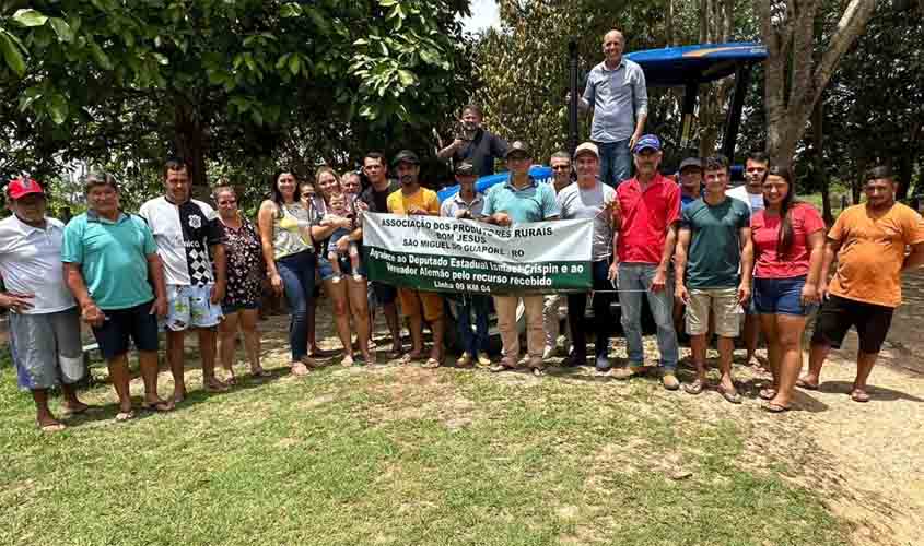 Ismael Crispin fortalece a agricultura familiar com entrega de trator