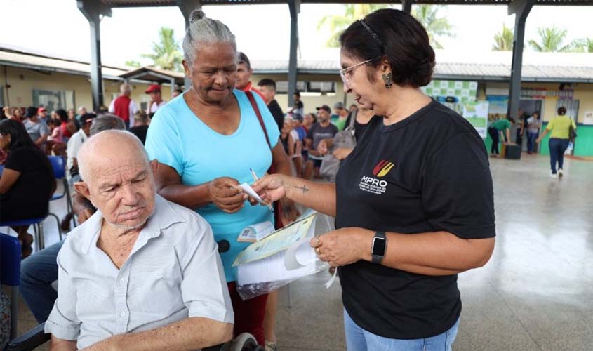 Idosos recebem serviços do MP Itinerante
