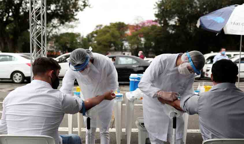 Média de mortes diárias por covid-19 no Brasil chega a 736,43