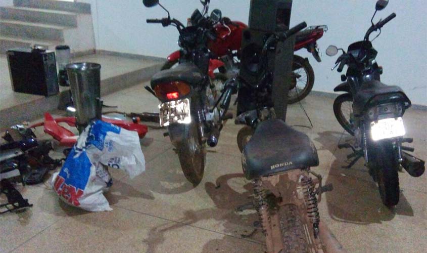 PM desarticula quadrilha, recupera quatro motos furtadas, apreende drogas e várias peças de motos desmontadas 