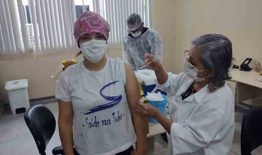 Mais de 1.600 profissionais de saúde já foram imunizados