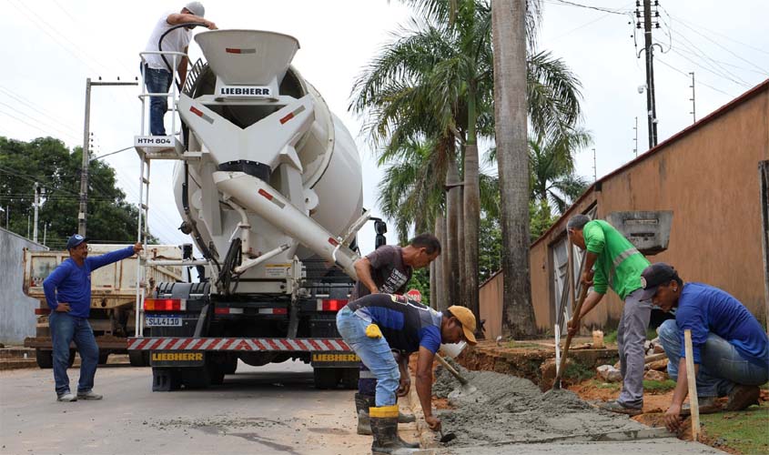 Prefeitura constrói calçadas nas ruas do bairro São Pedro Serviço iniciou nesta semana pela rua Rodrigues Alves (T-13)