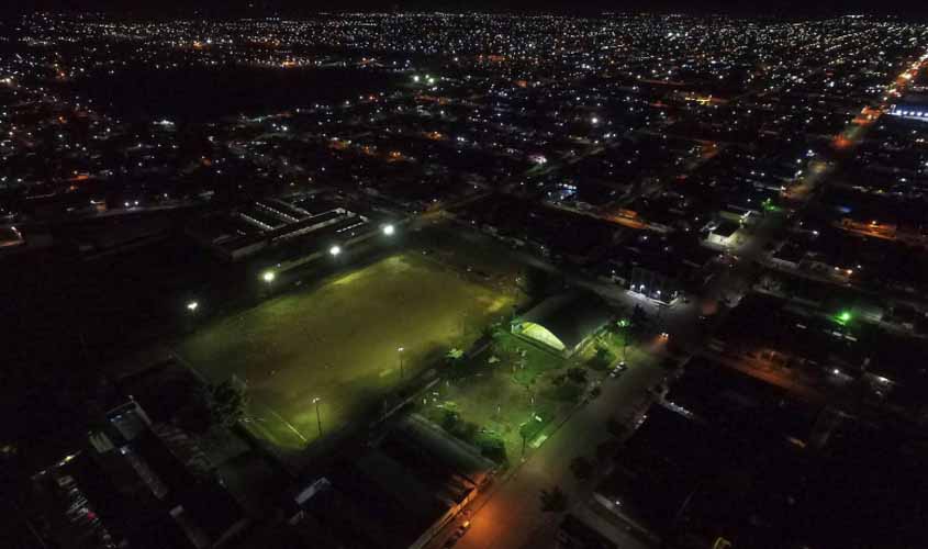 Prefeitura recupera iluminação de Praça Poliesportiva e campos de futebol