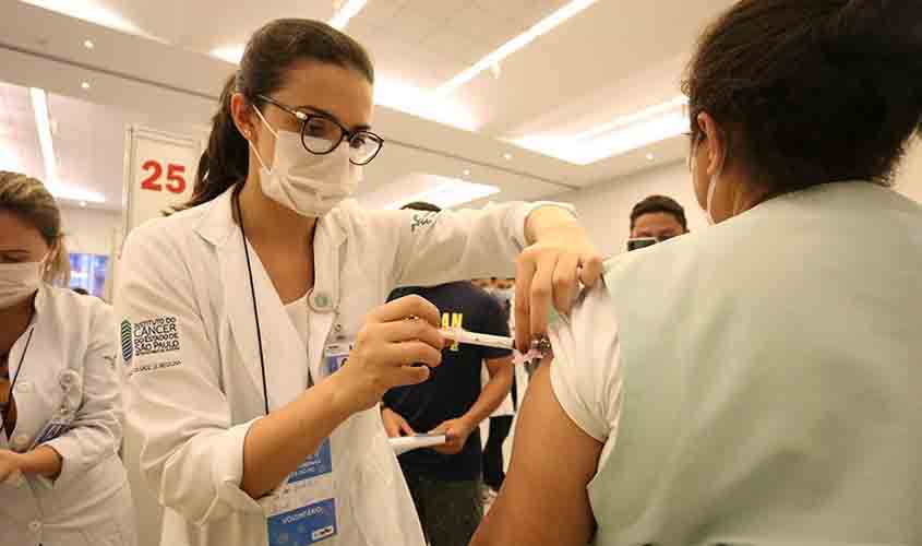 Um ano após 1º caso, Senado aposta em vacinação para mudar rumo da pandemia  