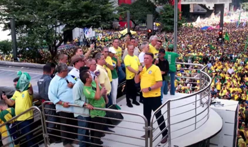Ato a favor de Bolsonaro reúne milhares de apoiadores na Avenida Paulista