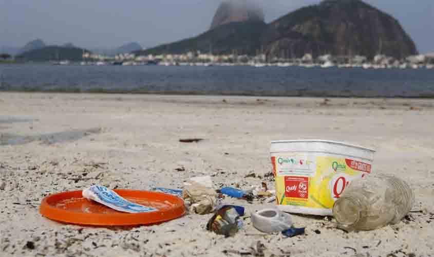 Estudo mostra que 70% dos resíduos do mar brasileiro são plástico