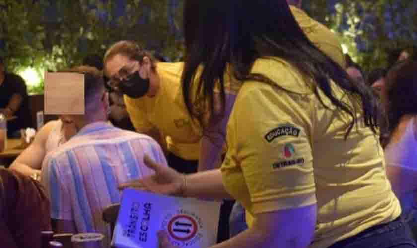 Condutores de veículos de Porto Velho são orientados sobre trânsito seguro durante ação 'Motorista Camarada'