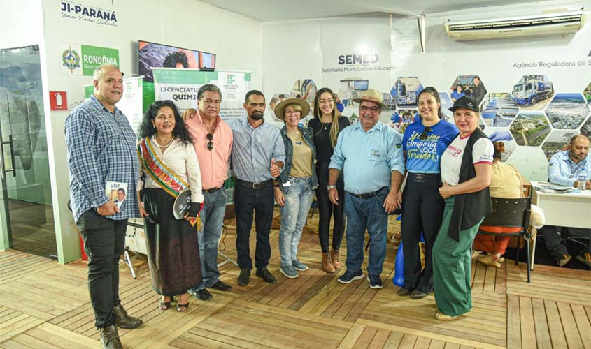 Comitiva boliviana visita estande da Prefeitura na RSSI
