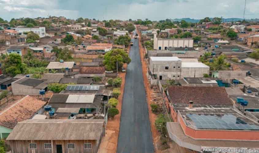 Moradores da Rua Frei Caneca no setor 07 comemoram a chegada do asfalto novo; obras são executadas pela Prefeitura de Jaru em parceria com o Deputado Estadual Dr. Luís do Hospital