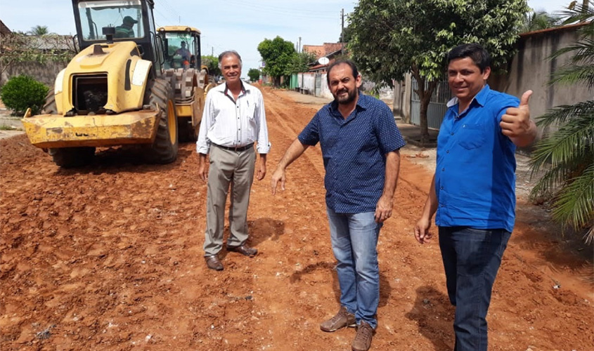 Laerte Gomes fiscaliza obras de recuperação em ruas e avenidas de Presidente Médici 
