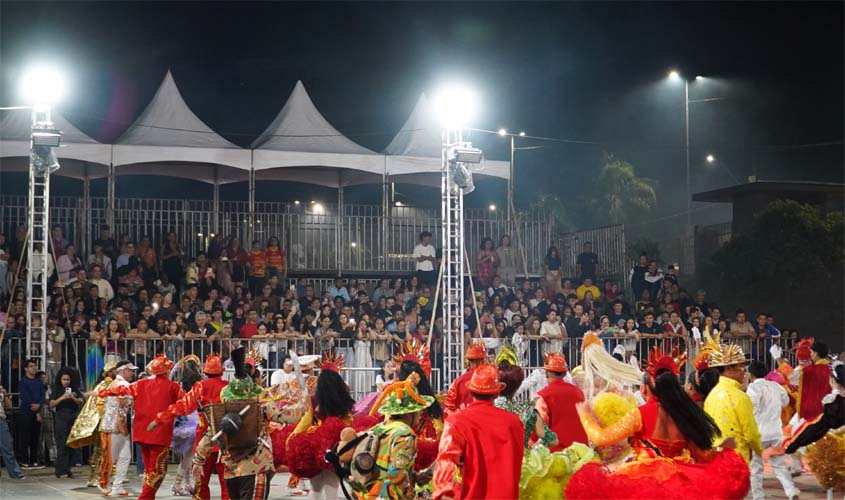 Público celebra abertura do Arraiá do Bera