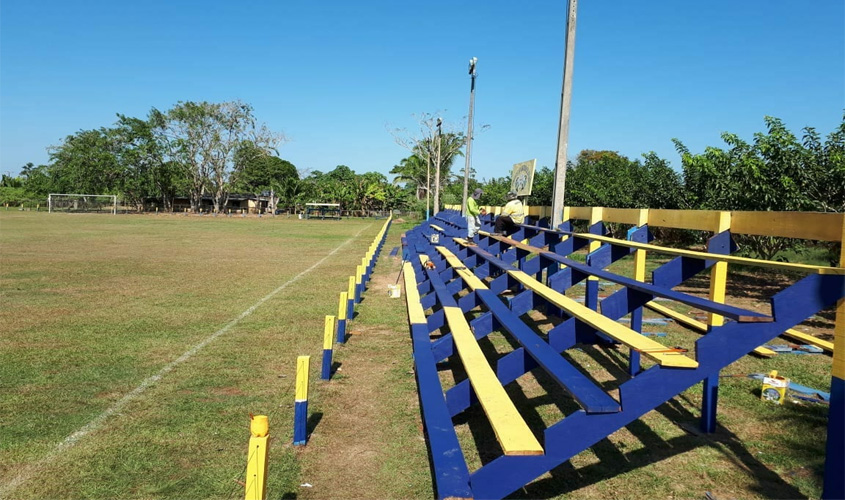 Município recupera arquibancadas do campo de futebol do distrito de São Carlos