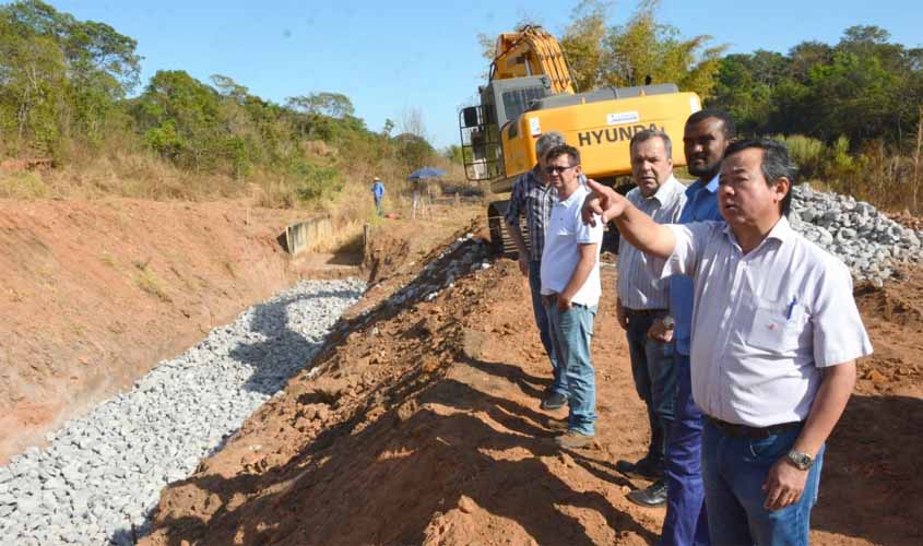 1.500 cargas de aterro despejadas: obras no “Buracão da Curitiba” avançam rapidamente