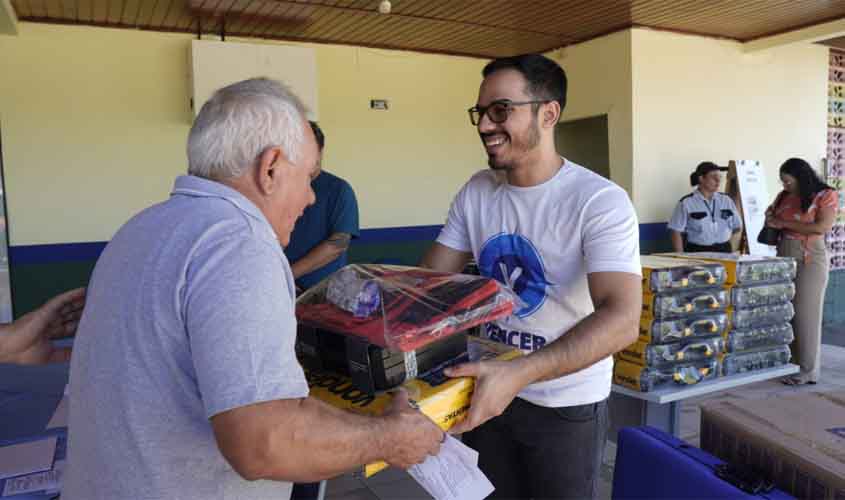 Governo de RO entrega kits profissionais a concluintes de três cursos do programa Vencer