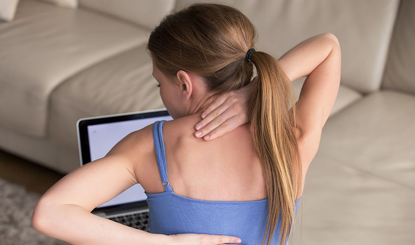 Com as crianças e adolescentes em casa, as queixas de dores nas costas aumentam, de acordo com especialista