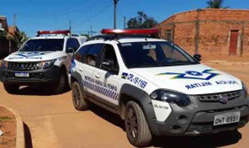 Idosa se tranca em quarto ao ter casa invadida por bandidos e consegue evitar que caminhonete seja roubada ligando para polícia