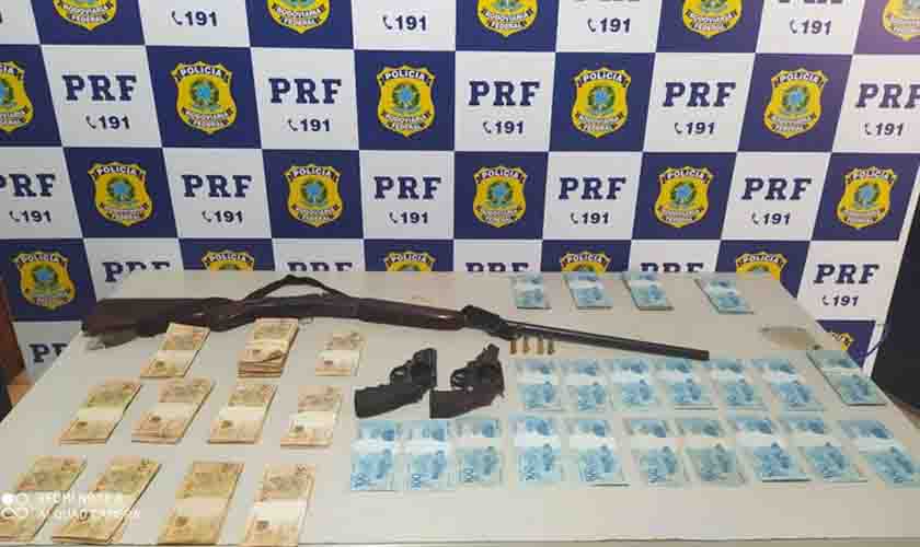 Em Ariquemes/RO, PRF apreende três armas de fogo e R$ 21 mil