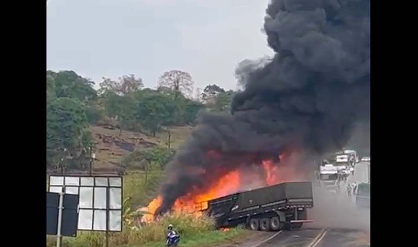 Acidente fatal na BR-364: Colisão entre carreta e caminhão baú resulta em morte