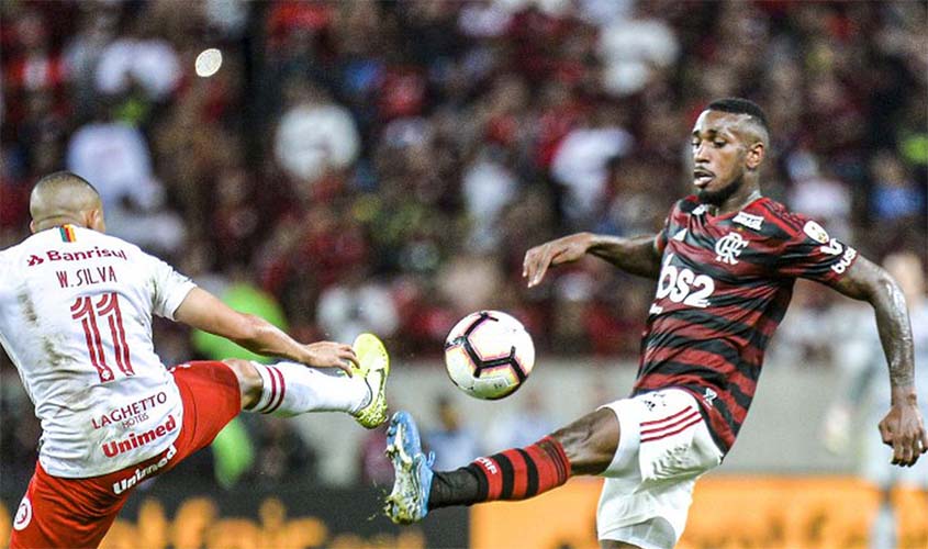 Flamengo vence Inter e amplia vantagem no Brasileiro