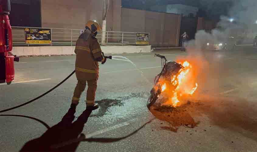 Fogo destrói motocicleta e bombeiros são acionados na zona central de Porto Velho