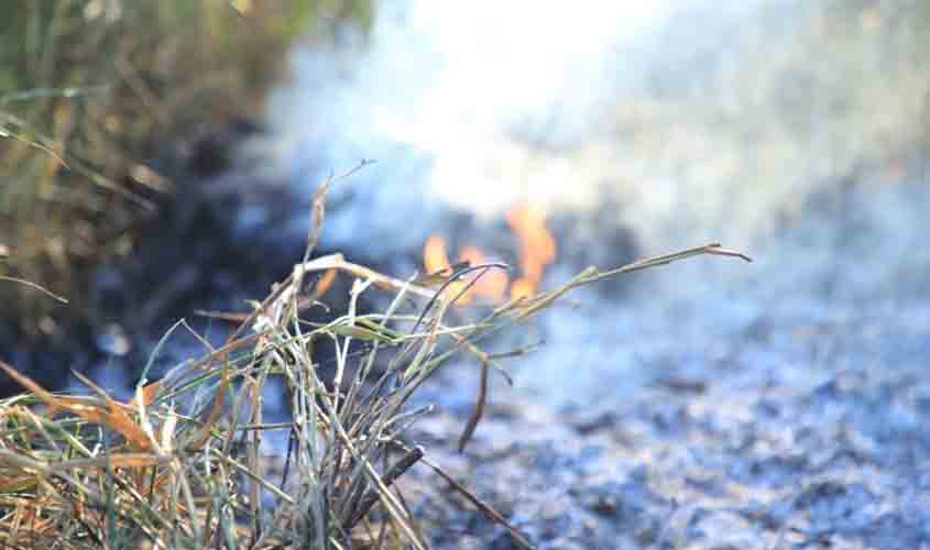 Fumaça das queimadas agrava riscos à saúde de fumantes, alerta Semusa