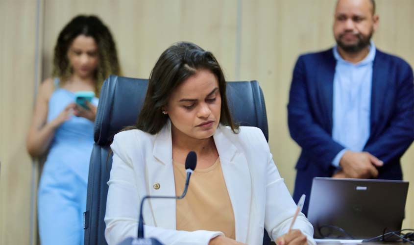 Deputada Dra. Taíssa propõe regulamentação de tratamento a dependentes