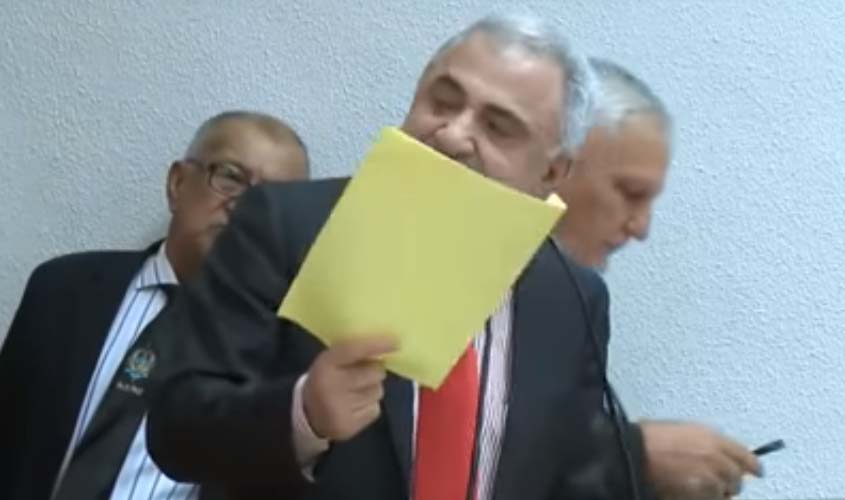 Deputado tenta votar contra aumento salarial de secretários estaduais, mas é impedido pela Mesa Diretora da ALE. VÍDEO