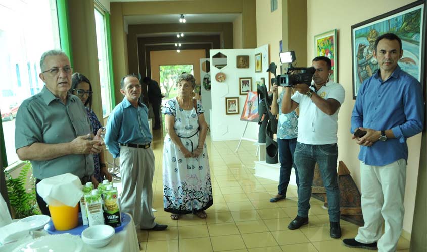 PARTE DAS ARTES - Além de livros, biblioteca  agora tem exposição de arte