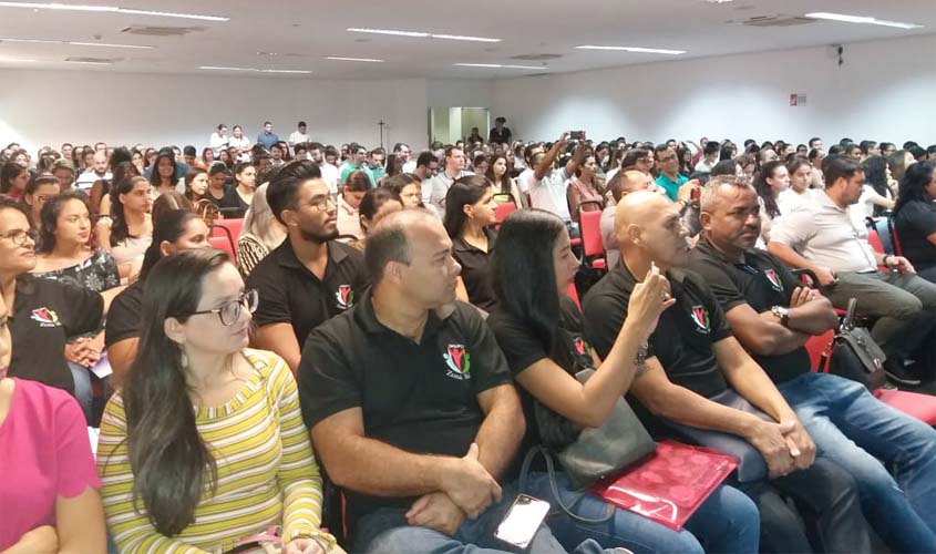 Acadêmicos de enfermagem participam de simpósio sobre atenção básica promovido pela Semusa