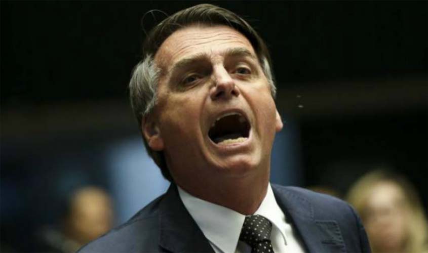 Nas redes sociais, Bolsonaro dispara críticas ao adversário e ao PT